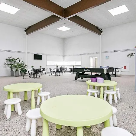 6 Person In Brovst-by Traum